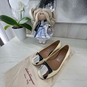 Salvatore Ferragamo women’s flats 💯 authentic with original dust back